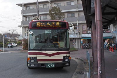立春翌朝の出町柳駅バス乗場に現れた、京都北郊山地へ向かう、京都バスの広河原行車輌