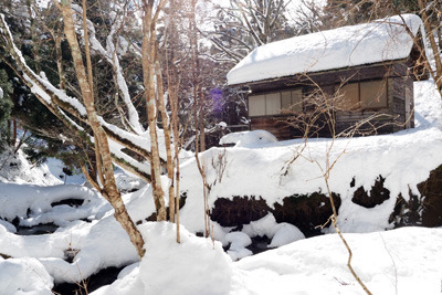 雪にまみれる、京都北山・雲取峠下の灰屋川源流谷と正体不明の山小屋