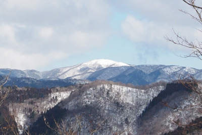 京都北山・寺山峠と旧花脊峠間を結ぶ林道上からみた、丹波高地越しに連なる雪の比良山脈と蓬莱山