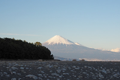三保の松原の浜から見た、夕陽を浴びる雪の富士山