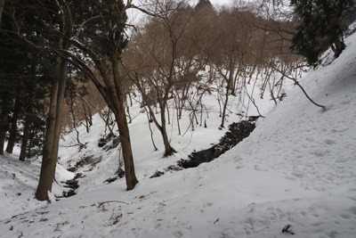 雪に覆われる、京都・雲取山三ノ谷ルート最後の有水分岐