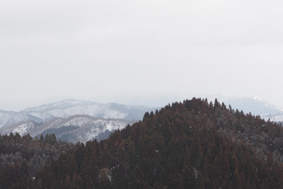 京都・雲取北峰から見た、地蔵杉山越しに見えた雪の皆子山や比良山脈