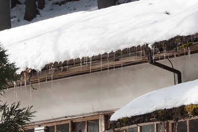 京都奥貴船にある旧芹生小中学校の校舎屋根に載る雪と氷柱