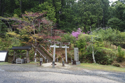 飯道神社駐車場にある鳥居と神社参道石段登り口（飯道山登山口）