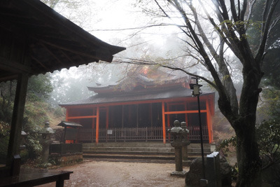 雨霧にけむる飯道神社本殿