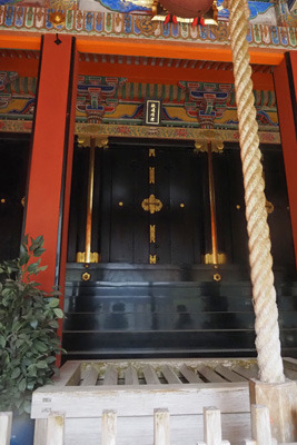 朱等の極彩や黒漆塗で装飾される飯道神社本殿内部