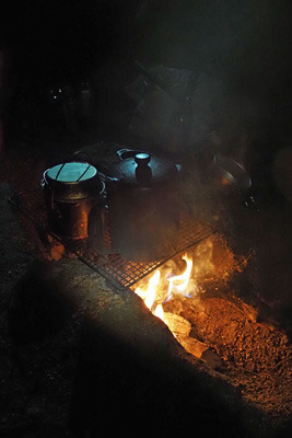 石組炉での焚火による夜の飯盒炊爨