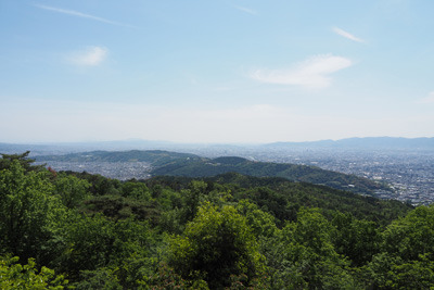 京都東山・大文字山山頂から見た山科盆地や京都市街と彼方の大阪中心部