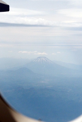 新千歳発関空行の離陸後、機窓に現れた羊蹄山と尻別岳