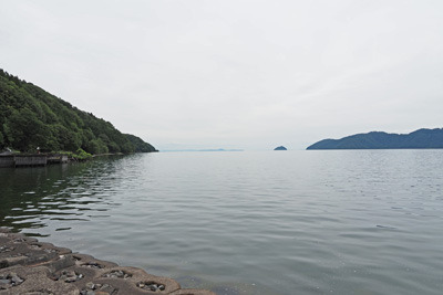 琵琶湖北岸の山梨子集落からみた奥琵琶湖の水面や竹生島等