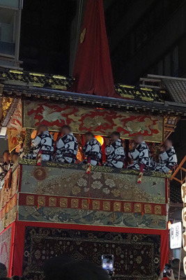 祇園祭宵山の晩に山鉾上で演奏する月鉾囃子方