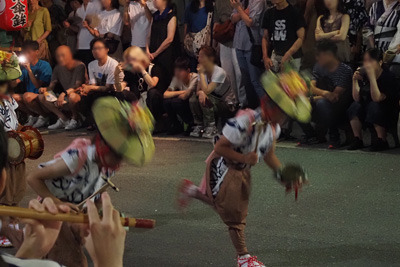 祇園祭・宵山の晩に路上で行われる、四条傘鉾の風流踊