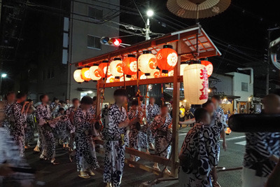 祇園祭・宵山の晩に祇園囃子を演奏しながら路上を進む、岩戸山の日和神楽