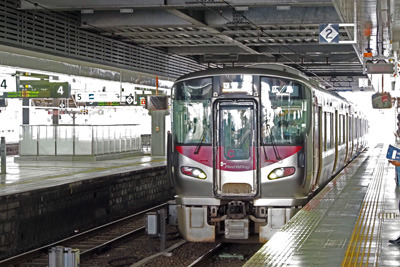 広島駅呉線ホームに現れた広行の折り返し列車