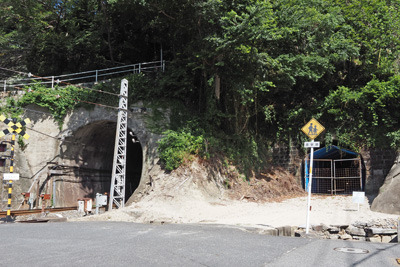 広島県呉線の天応駅近くでみた現役の呉線トンネル（左）と開業当初の明治隧道（右）