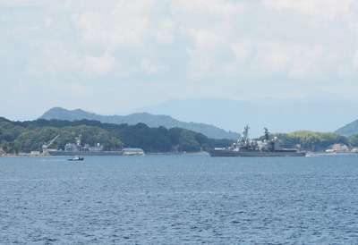 呉と江田島の海峡をゆく海上自衛隊の練習艦と護衛艦