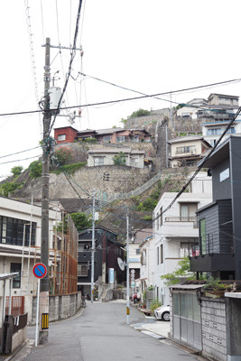 広島県呉市両城の、「両城の200階段」が丘上へと続く急峻な階段住宅