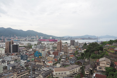 両城の丘上から見た呉港とONEの世界最大級のコンテナ船