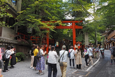 朝から観光客が多い8月最終週末の貴船神社門前
