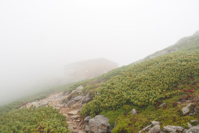 天霧のなかから見えてきた薬師岳山荘