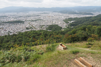 大文字山火床の台石と眼下に広がる京都市街北部