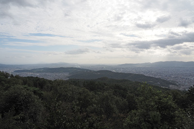 大文字山山頂から見た、山科盆地や京都盆地に彼方の大阪中心部