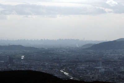 大文字山山頂から見えた大阪中心部の高層ビル群