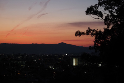 京盆地西縁・嵐山上空に現れた、鮮やかな秋の夕焼け