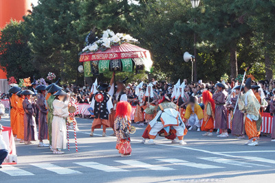 京都・平安神宮前で演じられる、時代祭「室町洛中風俗列」の風流踊