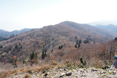 武奈ヶ岳山頂から見た、紅葉するコヤマノ岳等