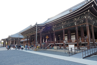 巨大な国宝佛殿・御影堂と阿弥陀堂を対で並べる京都・西本願寺