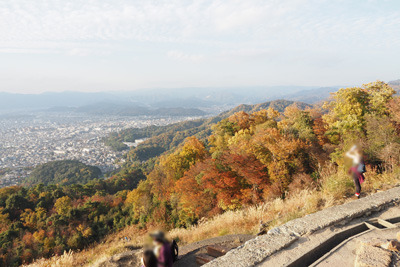 大文字山火床から見た周囲の紅葉や京都市街