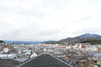 高台から眺めた、京都市街東部背後の北山や比叡山等の北方の山々