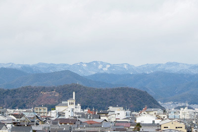 高台から見た京都市街北方背後の北山の山々とその初冠雪