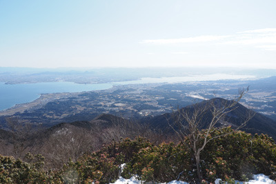 節分時期の快晴時に比良山脈・権現山山頂から見えた琵琶湖南湖や草津・大津方面の滋賀県南部の眺め