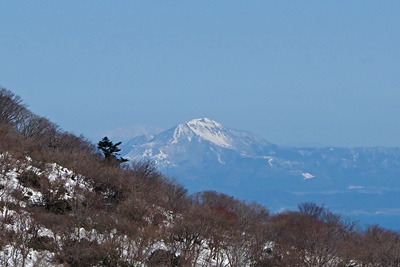 比良山脈権現山山頂付近から見えた、冠雪する伊吹山と背後の御嶽山