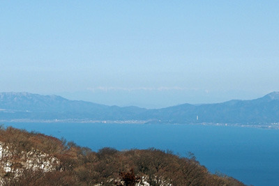 権現山北東方面に見えた、琵琶湖の彼方に薄く冠雪を連ねる中央アルプス