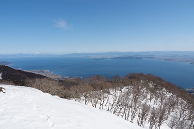 ホッケ山山頂から山腹の雪原越しに見えた琵琶湖北湖や沖島、鈴鹿山脈等の眺め