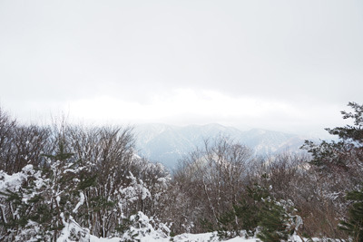 武奈ヶ岳西南稜ルートの尾根筋の樹間から見えた周辺の山々の雪景